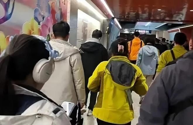 南宫NG·28腾讯砸3亿的国产冲锋衣火成“体系体例战袍”(图16)