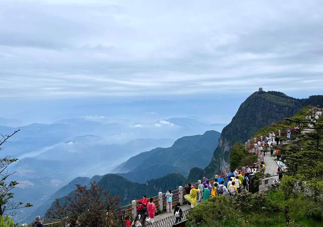 登山装备盛暑降临四川峨嵋山让你凉快一夏！(图3)