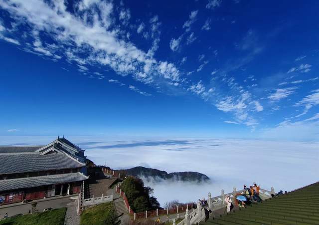 登山装备盛暑降临四川峨嵋山让你凉快一夏！(图7)